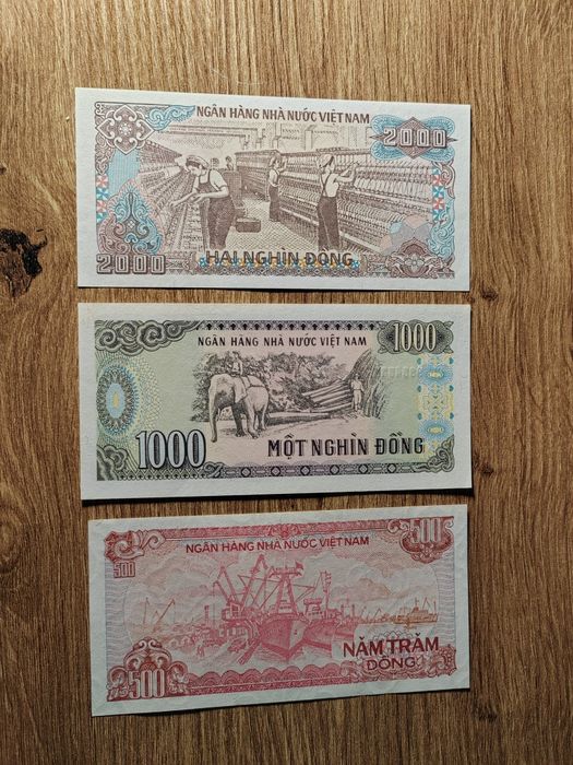 Vând bancnote din Vietnam