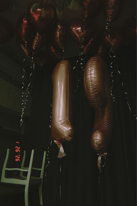 Шарики с цифрами 19 и в виде сердечек