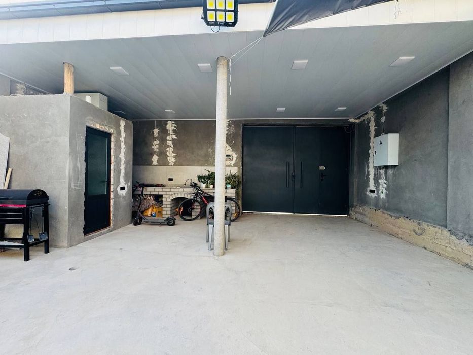 Продаётся 2 этажный дом. 7 комнат. 2.7 сотки земли. 240 м²