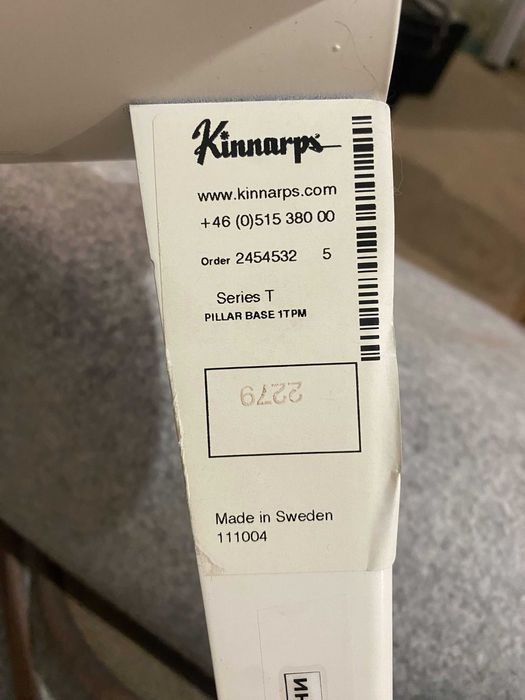 Круглый белый стол