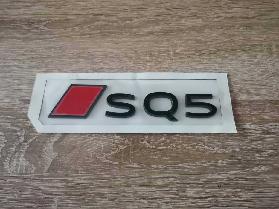 емблема Audi SQ5 нов стил черно с червено