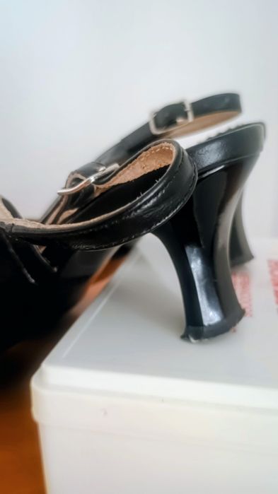 Pantofi negri cu baretă ,damă.