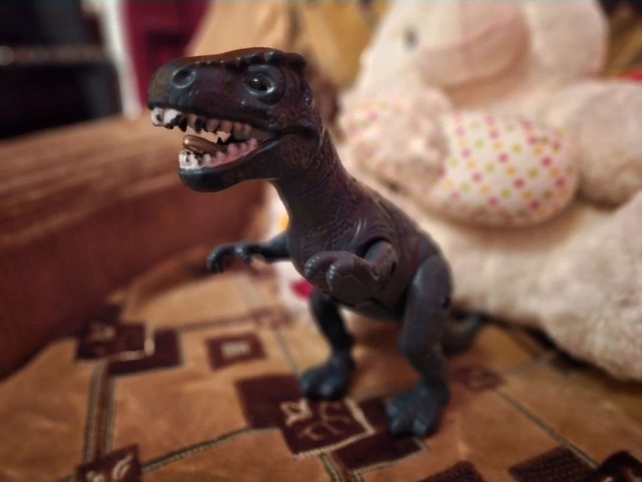 Dinozaur cu sunete si lumini