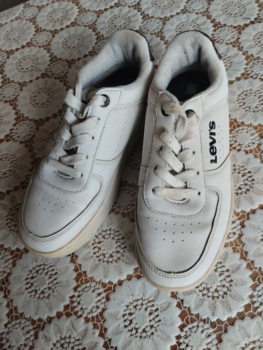 Маркови маратонки Levi, Alexander McQueen, Moschino