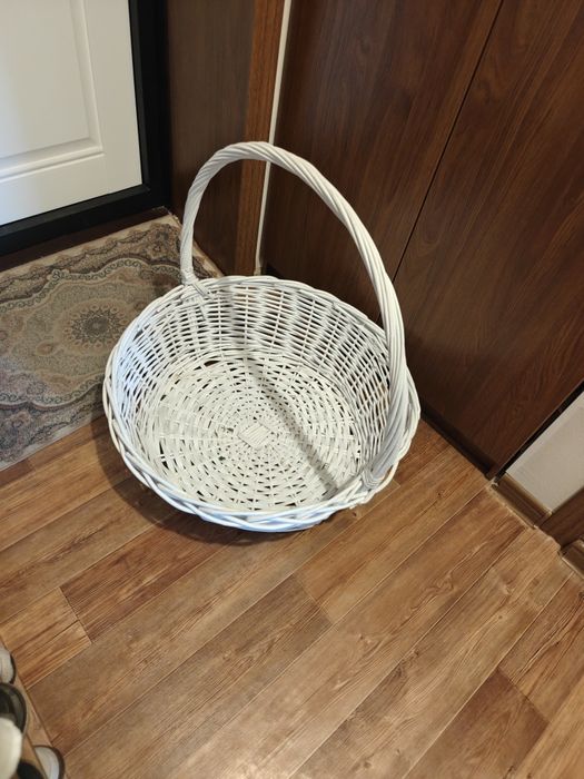 Плетёная белая корзина из ротанга