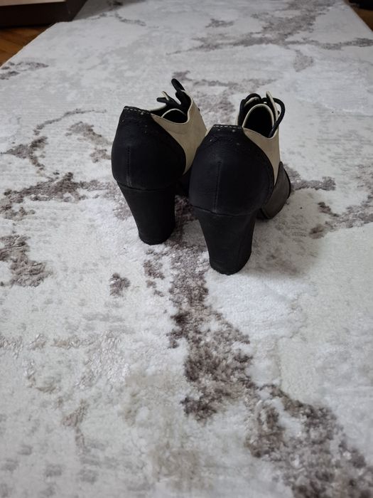 Vând pantofi cu toc dama