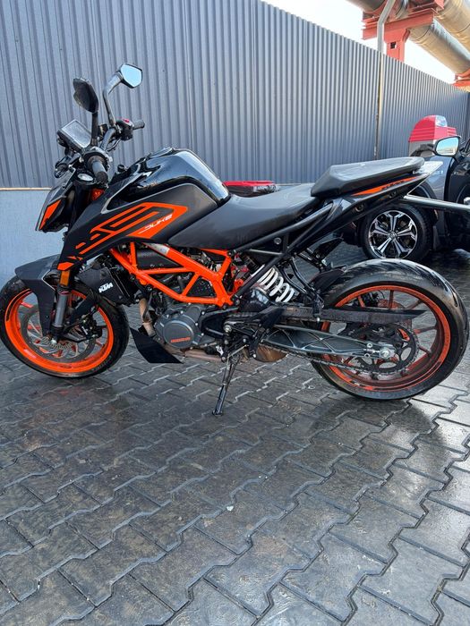 Vând motocicleta KTM duke 125