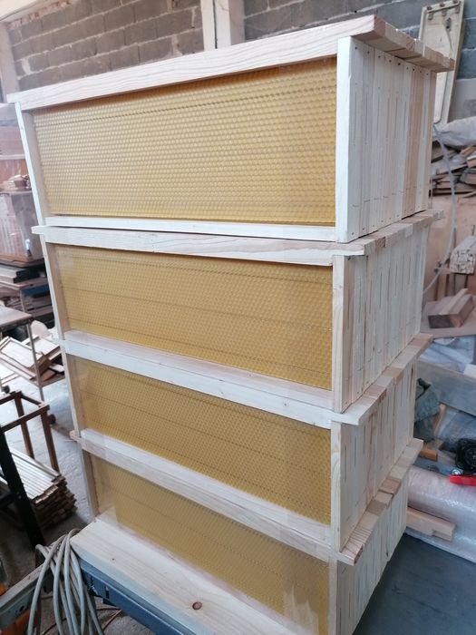 Пчелни рамки с монтирана восъчна основа