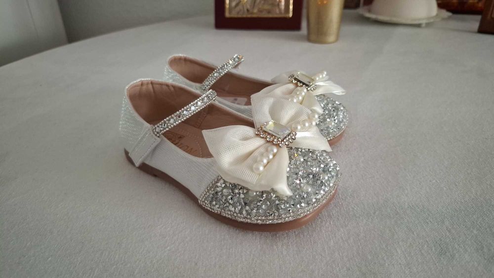 Vand pantofi de fetita, pentru ocazie, cu pietricele si perlute, noi, marimea 26