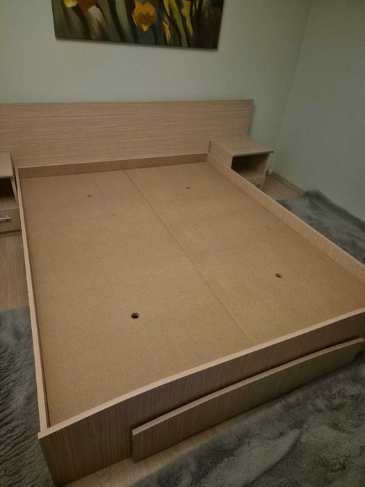 Pat dormitor cu 2 noptiere.