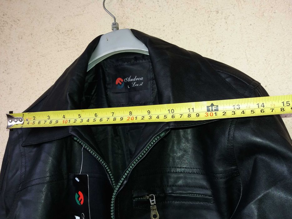 Geaca piele jacheta cu buzunar si fermoar la piept, 2 buzunare laterale si buzunar interior. Latime umeri 40cm, inaltime 66cm, maneci 60cm, talie 48cm
