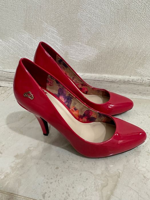 Pantofii sunt eleganti. Marimea 37