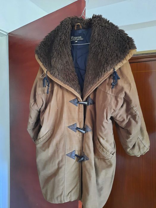 pardesiu  din lana negru, rosu ,pelerina mustar,  cojoc Sachira  dama