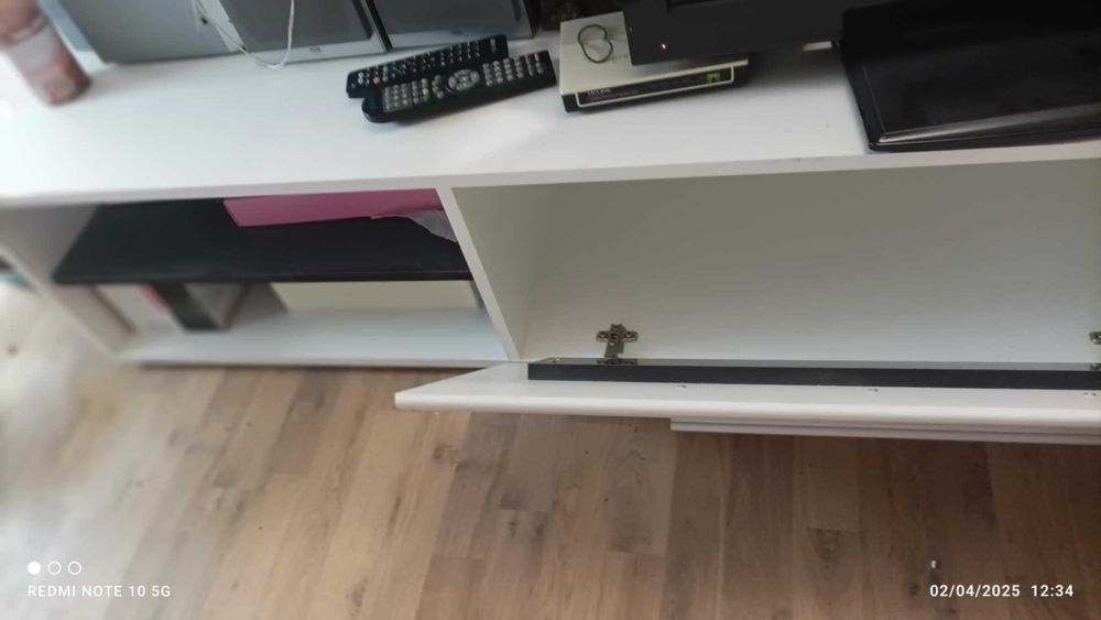 Продава се комплект салонни  мебели бял гланц