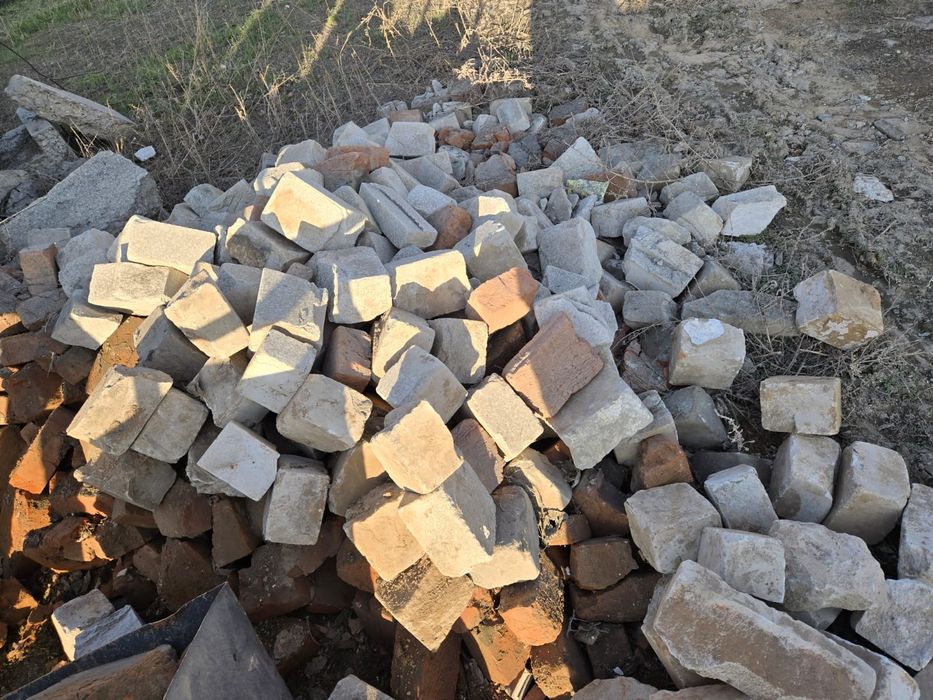 Кирпичи и глина в мешках