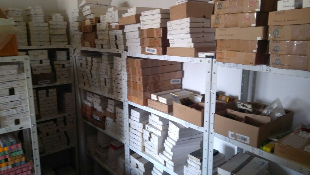 Продавам сервиз за телефони, онлайн магазин оборудване и складова база