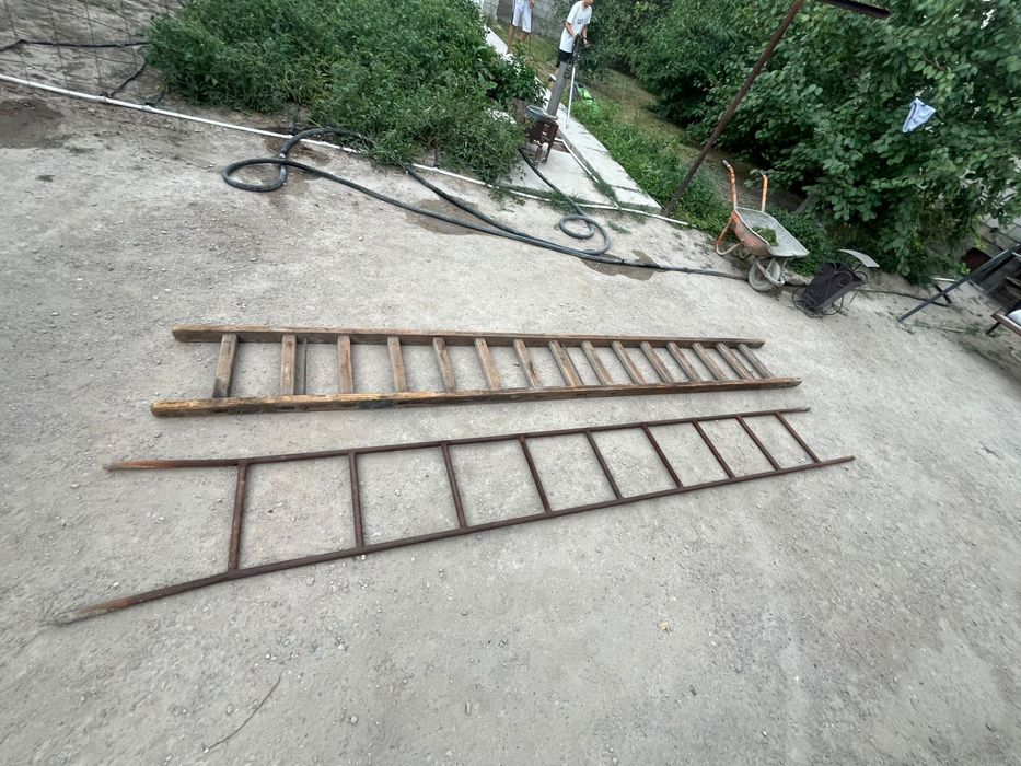 Лестница деревянная и железная