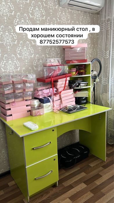 Маникюрный столик