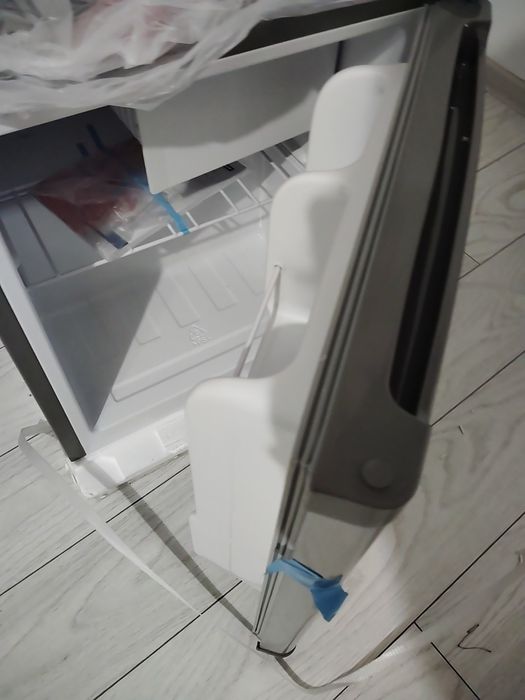 Vând mini frigider -bar ,nou