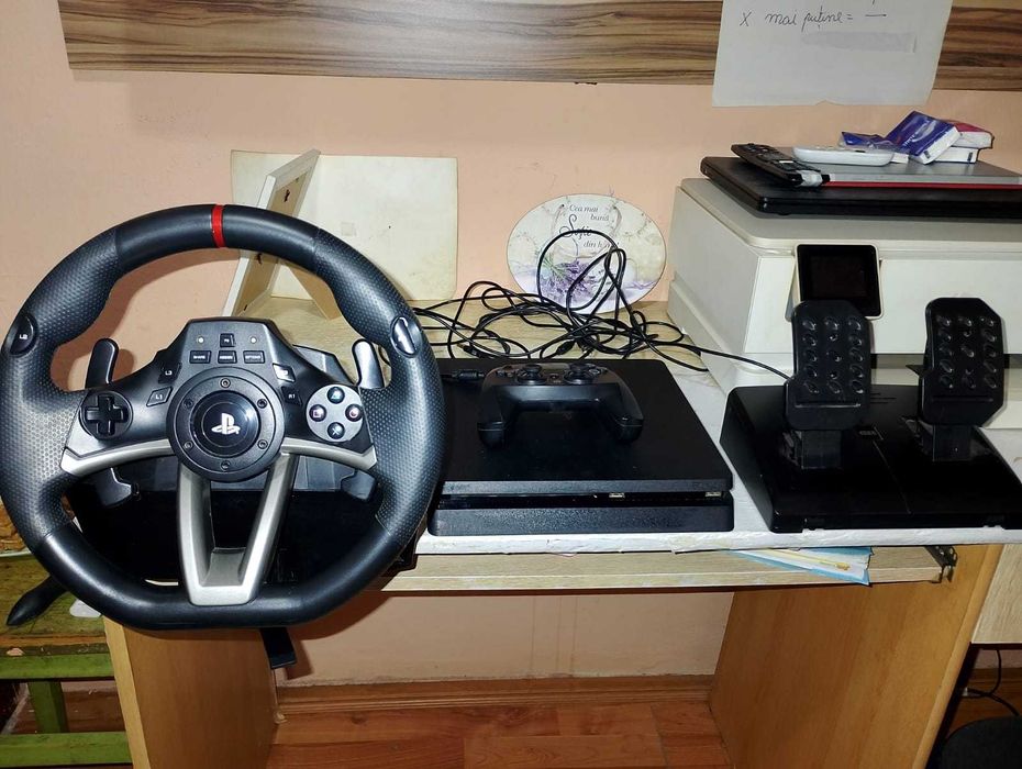 Vând PS 4 Pro cu volan și pedale