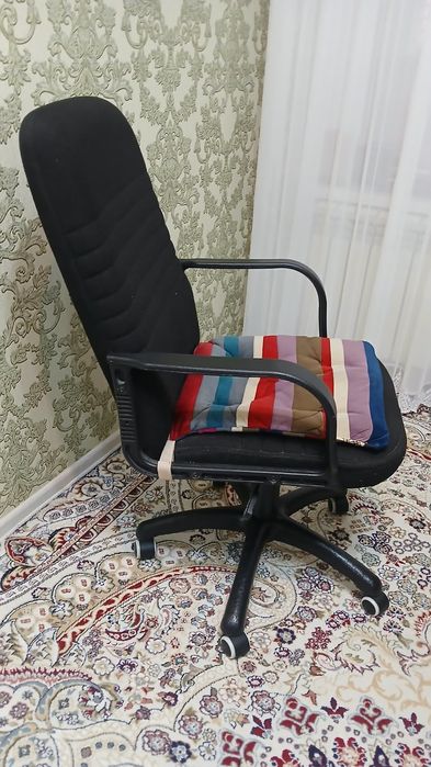 Офисное кресло черное