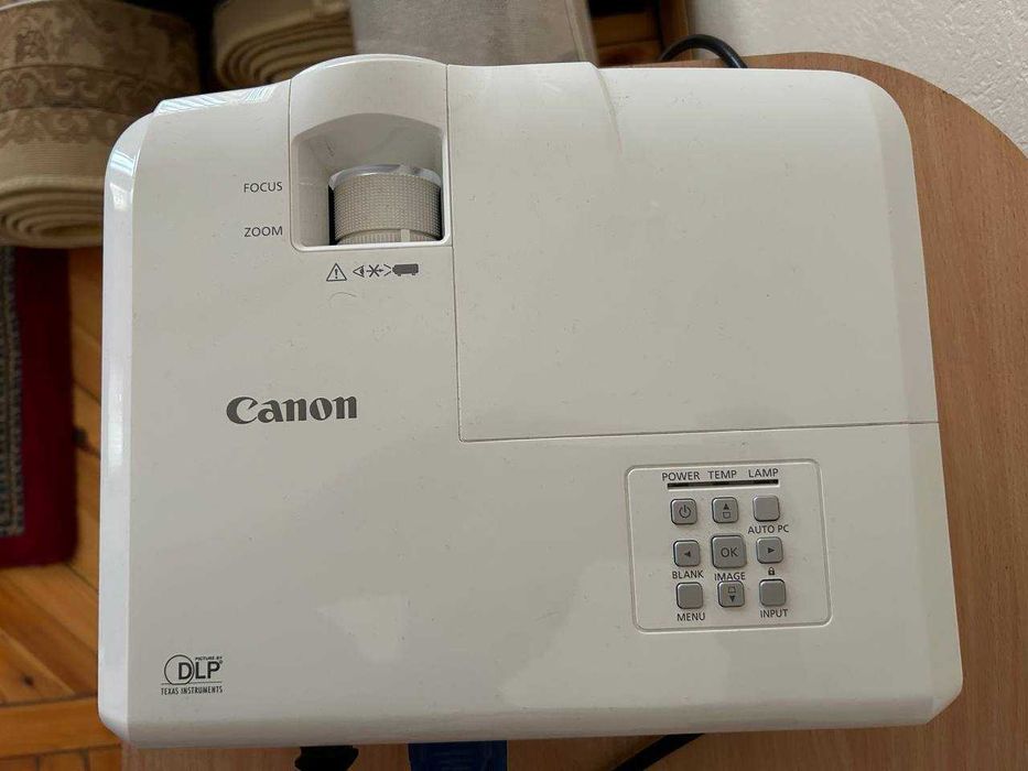Продается Проектор Canon LV-S300 вместе с экраном. Срочно, недорого.