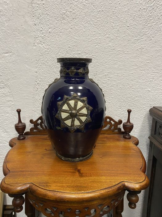 Мароканска синя керамична ваза с месинг и кост, 1930 1950