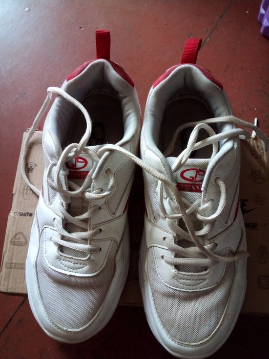 Продам кроссовки женские