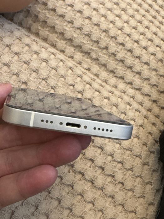 Продам Iphone 13