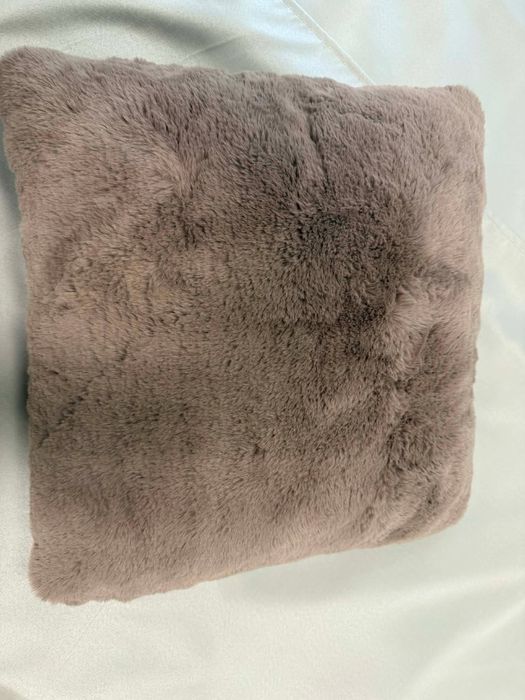 Възглавница от изкустмена заешка кожа