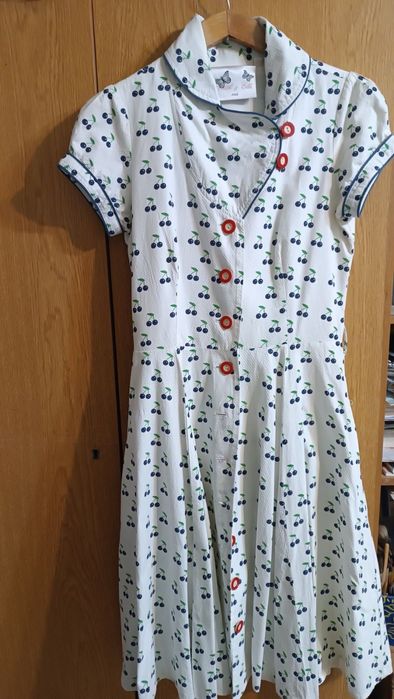 Рокля с черешки акцент червени копчета ретро