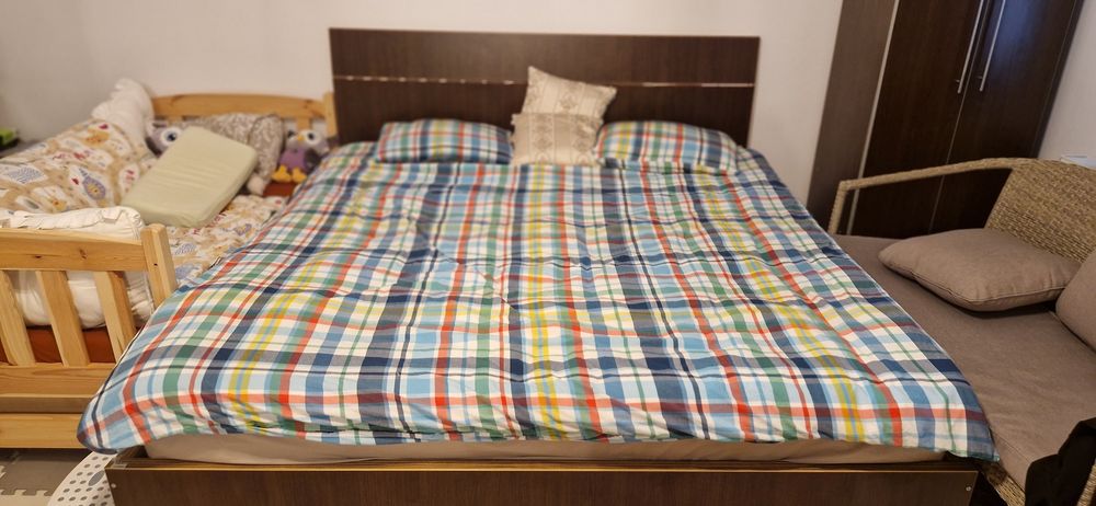 Pat 180/200 cm cu saltea si dulap