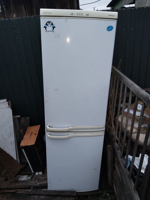 Продам два холодильника на запчасти