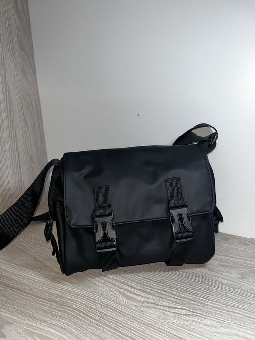 Черная сумка красивая