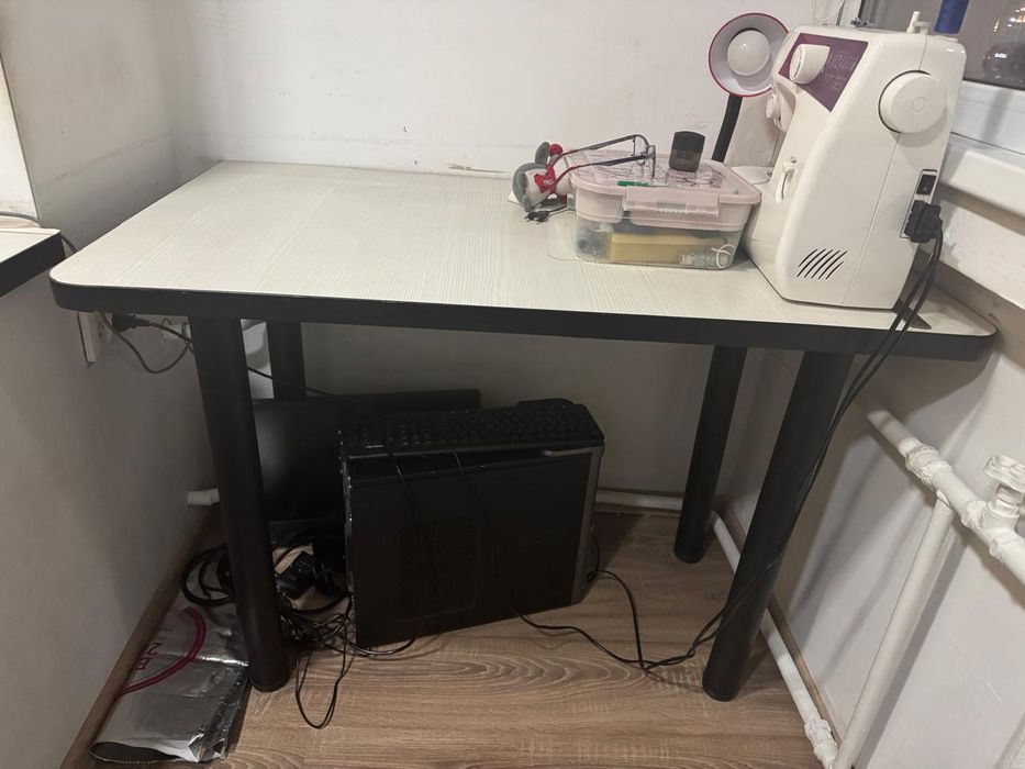 Продам стол с полками