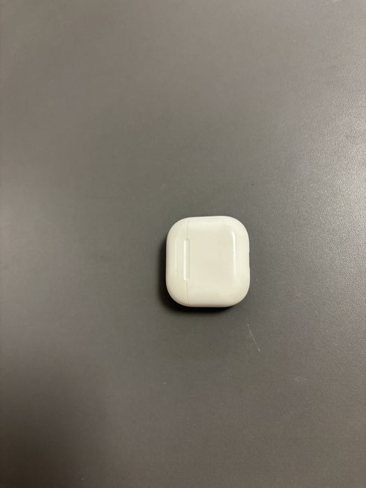 Продам оригинальный Air pods 4