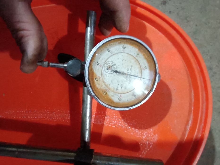 Ceas comparator cu suport magnetic