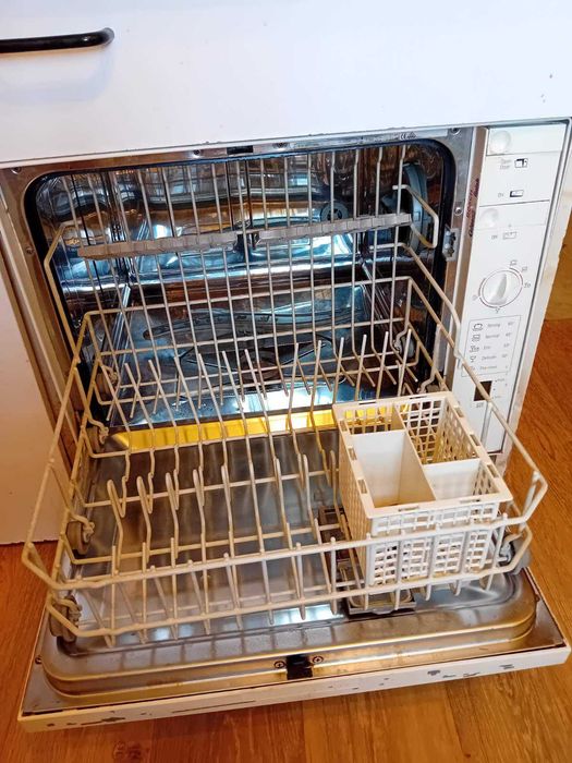 Продавам съдомиялна машина Bosch, свободностояща. Размери - ш, 55 см, вис. 44 см, дълбочина -45 см.