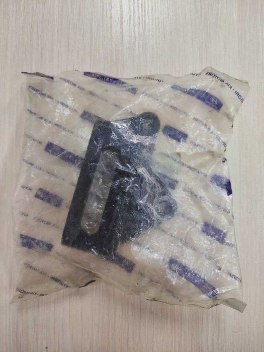 Продам кронштейн натяжителя ременя кондиционерадля Hyundai/KIA.