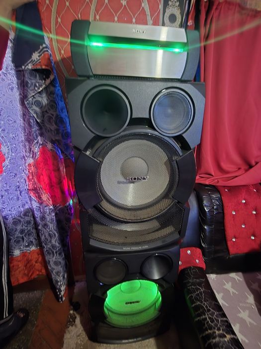 Продава се sony shake x70 D