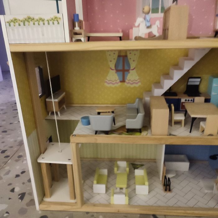 Къща за кукли с допълнително обзавеждане