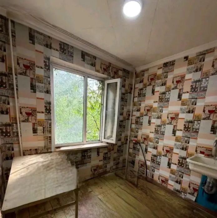 продам 1-ком. 32кв. 2мкр. 2-этаж