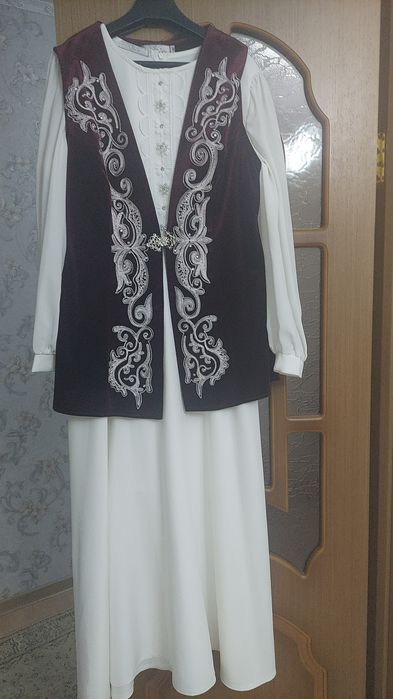 Платье белое с казахским камзолом