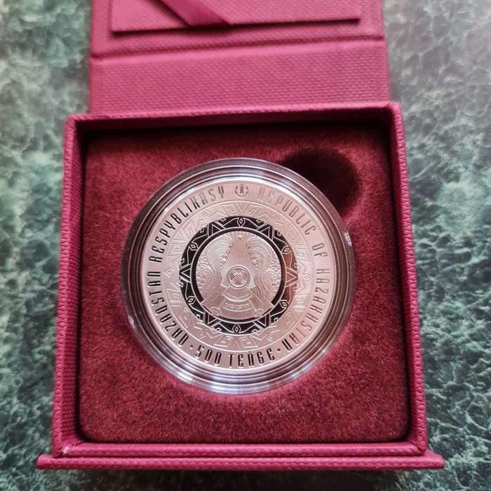 Серебряная монета М. Ауэзов.