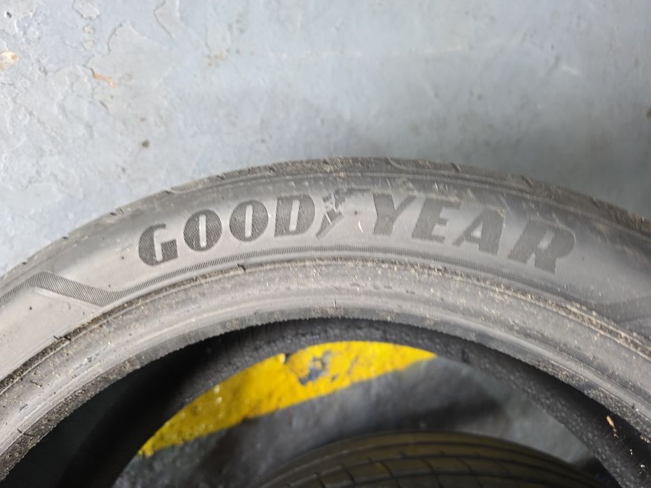 215 45 18 vara goodyear