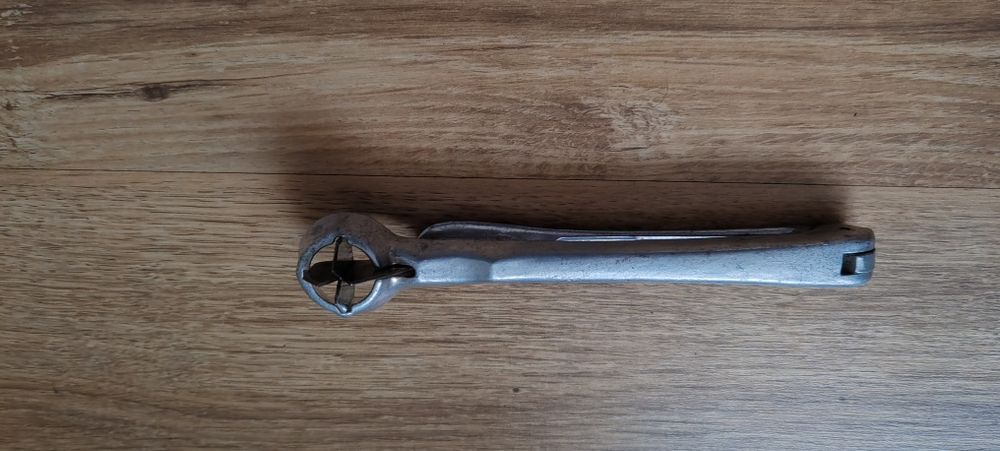 Уред за вадене на костилки от сливи

Материал: неръждаема стомана

Про