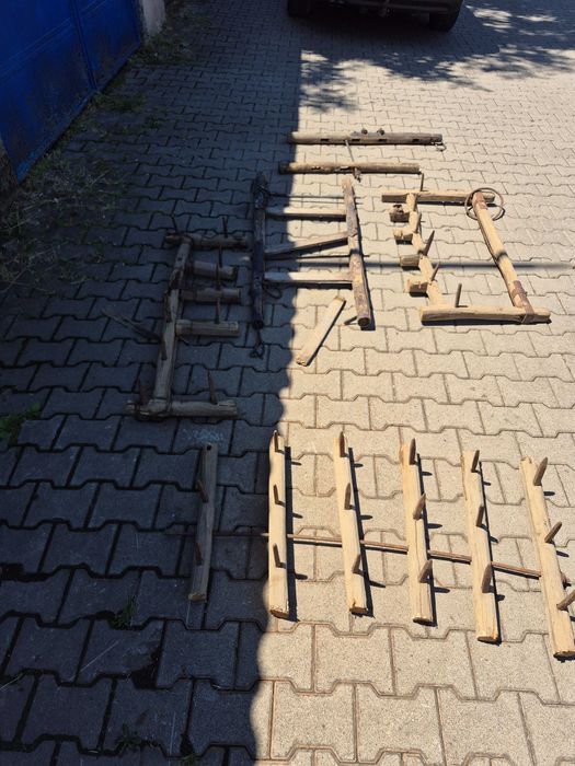 Grapa veche, din lemn, cu colti de fier.
