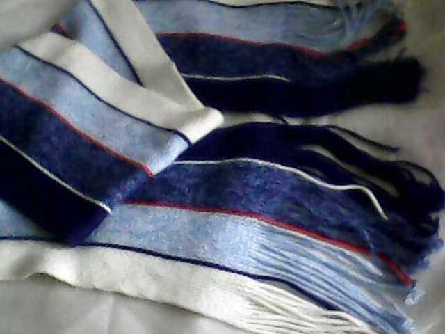 Шапки женские теплые и шарфы продаются.