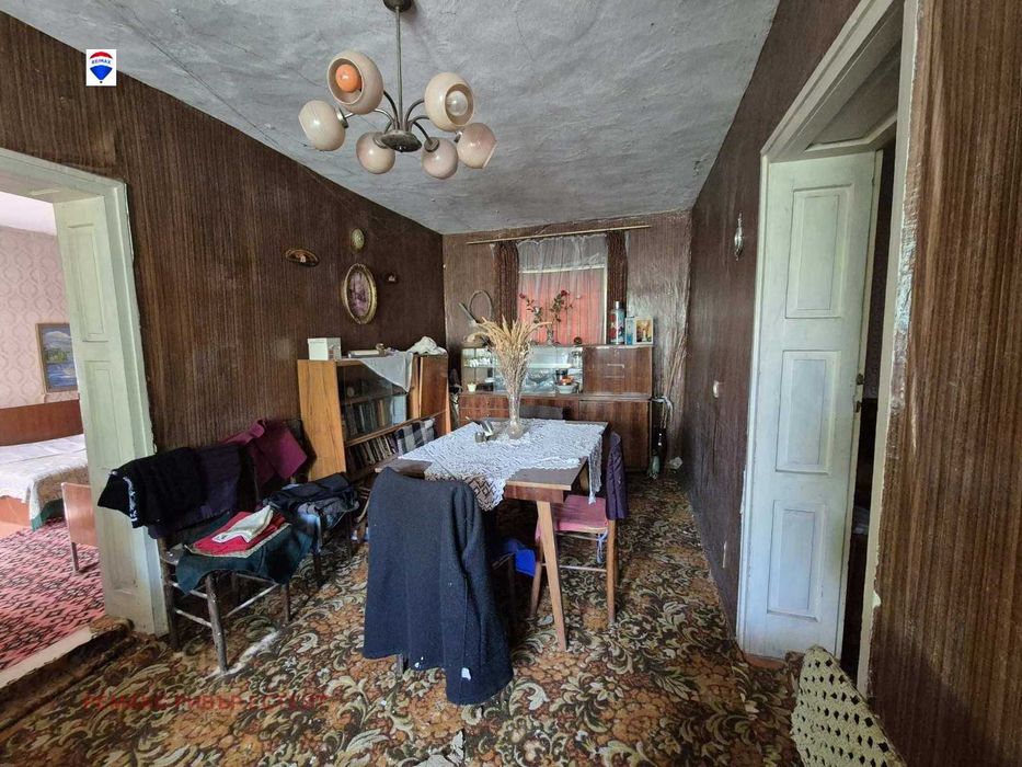 Селска къща с голям двор за продажба с. Бръшлен