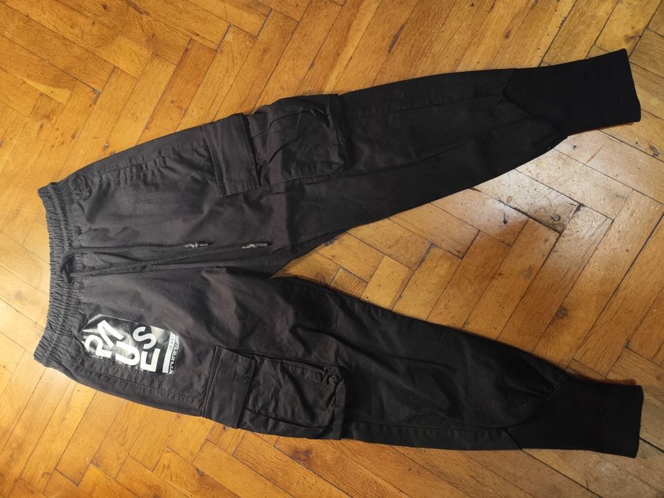 Два панталона на Pause